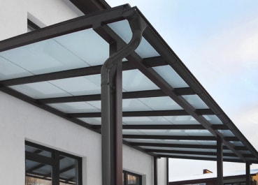 Скляний навіс над входом