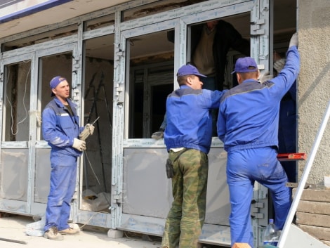 Монтаж вхідних груп з алюмінієвого профілю