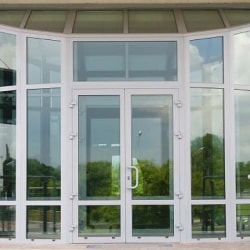 Особливості монтажу вхідних груп з алюмінієвого профілю Особливості монтажу вхідних груп з алюмінієвого профілю