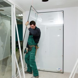 Демонтаж скляних вхідних груп від компанії MDL