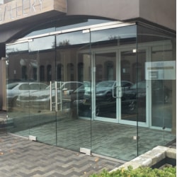 Монтаж суцільноскляних вхідних дверей