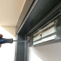 Заміна замків суцільноскляних вхідних груп