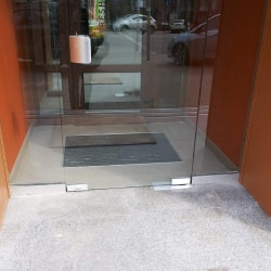 Заміна фурнітури суцільноскляних вхідних груп