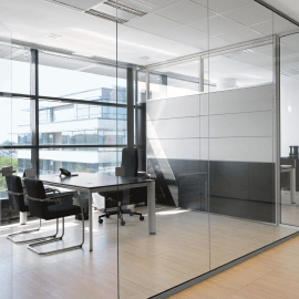 Перегородка зі скла в профілі