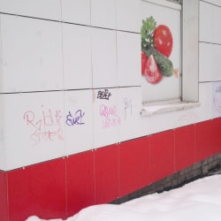 Видалення написів з вентильованого фасаду