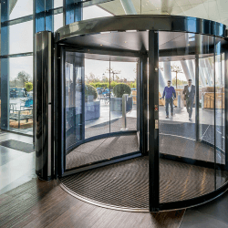 Двері вхідних груп. Як обрати?