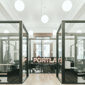 Чи можуть внутрішні скляні перегородки знизити шум відкритого офісу?