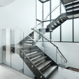 Чи потрібні поручні для скляної балюстради?