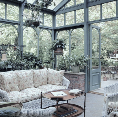 У чому відмінність між скляною прибудовою і зимовим садом?