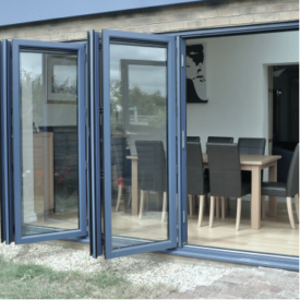 Переваги скляних дверей гармошка для Вашої веранди